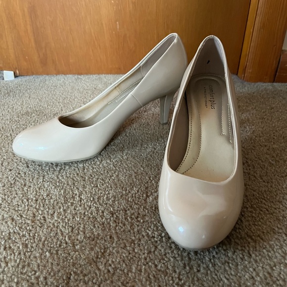 Comfort Plus by Predictions beige heels
